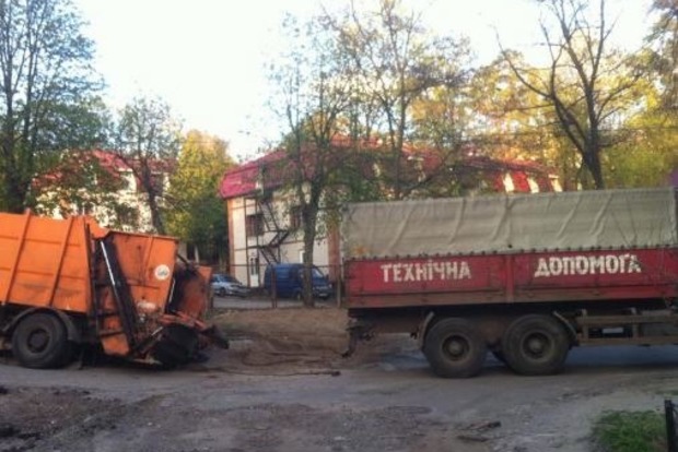 В Киеве под землю ушел мусоровоз. Фото