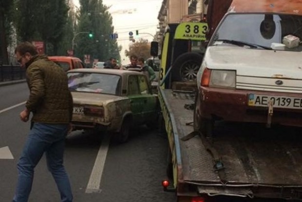Демонтаж мобильной кофейни в Киеве закончился ДТП и потасовкой