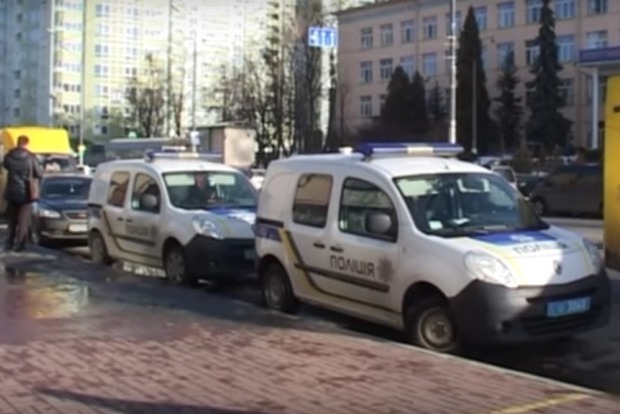 В Киеве появился серийный грабитель банков, оставляющий конфеты на месте преступления