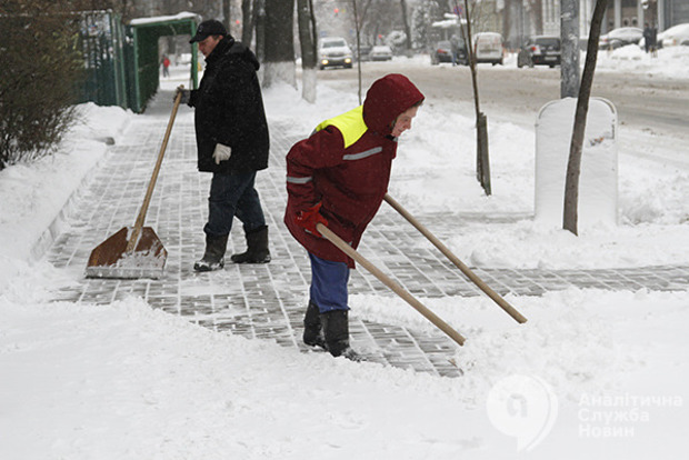 Киев замело снегом: на дорогах работает более 300 единиц спецтехники