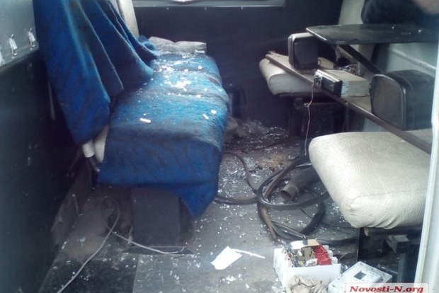 В Николаеве местный житель с топором загнал электриков на столб и разгромил их машину