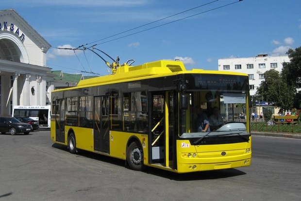 Троллейбус с людьми загорелся на ходу в Черновцах