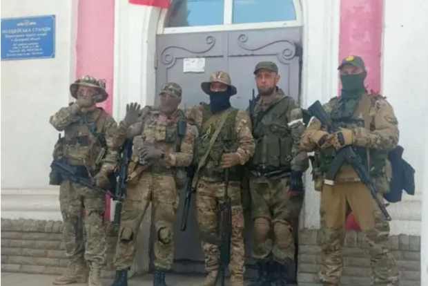 Оккупанты захватили Светлодарск на Донетчине и вывесили российский флаг