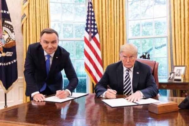 Польский телеканал уволил сотрудника за фото Трампа и униженного Дуды