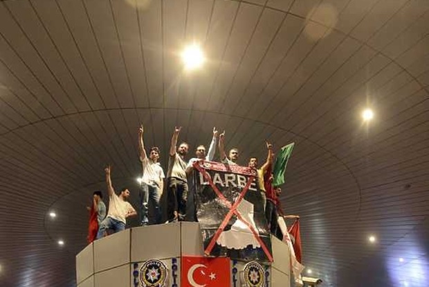 В Турции задержаны уже более шести тысяч человек по подозрению в причастности к попытке переворота