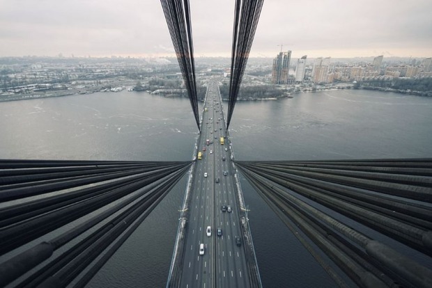 Сьогодні на Московському мосту обмежать рух транспорту