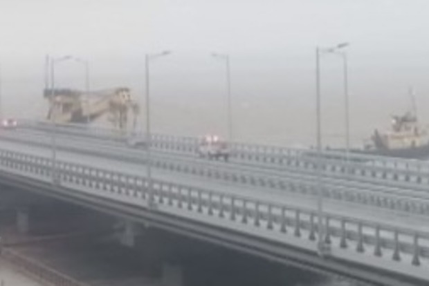 В Крымский мост врезался плавкран. Опубликовано видео ЧП