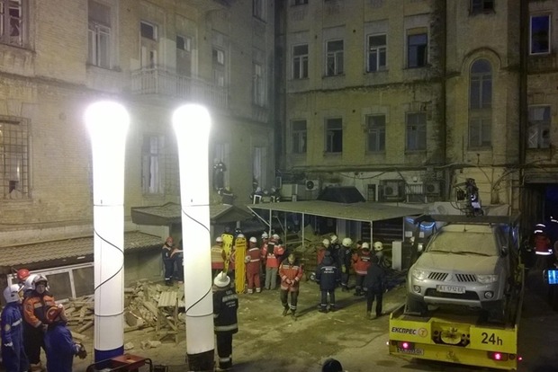 ГСЧС: Работы на месте обрушения дома в центре Киева будут идти, пока не спасут всех людей