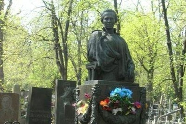 У Києві вандали пограбували могилу Лесі Українки