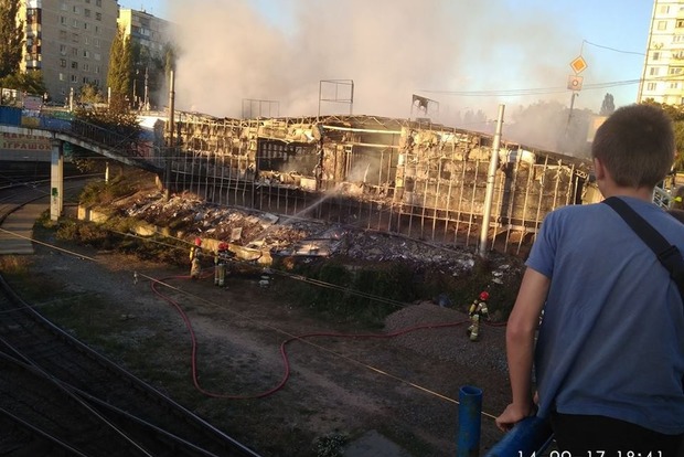 Пожар на рынке Колибрис в Киеве успешно ликвидировали