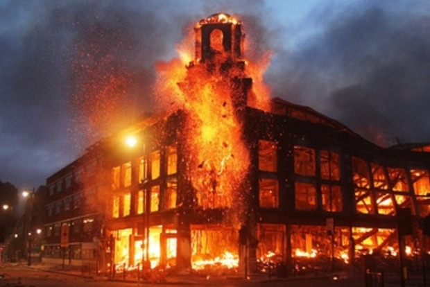 «Кара Божья настигла»: В Киеве горело скандальное кафе