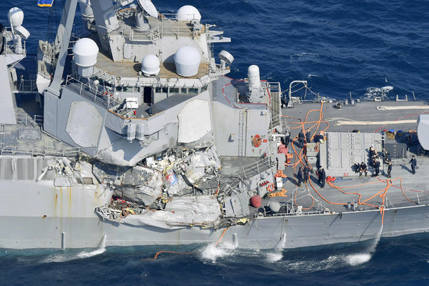 Разбитый после столкновения эсминец США Фицджеральд отбуксировали на базу Йокосука