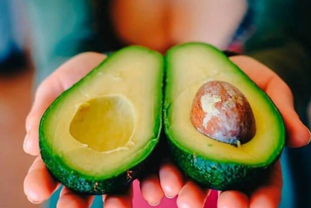 Диетологи предупредили о том, чем вредит авокадо и кому его нельзя