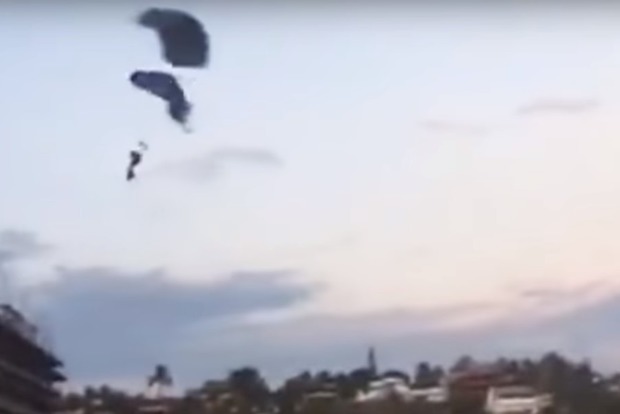 Смертельное столкновение парашютисток: опубликовано видео