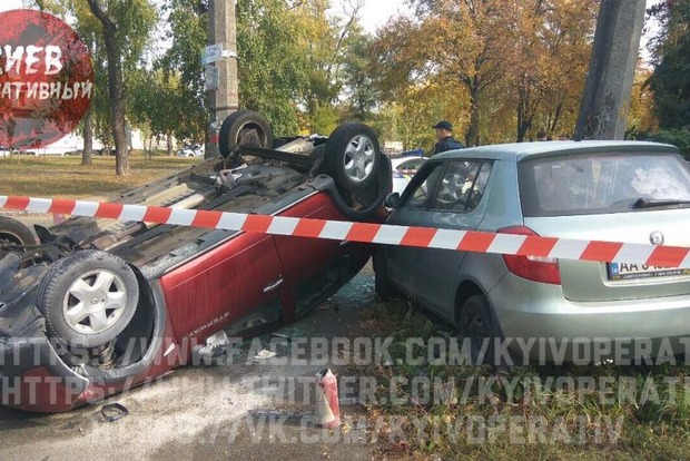 В Киеве в результате ДТП Renault оказался на крыше, есть пострадавшие