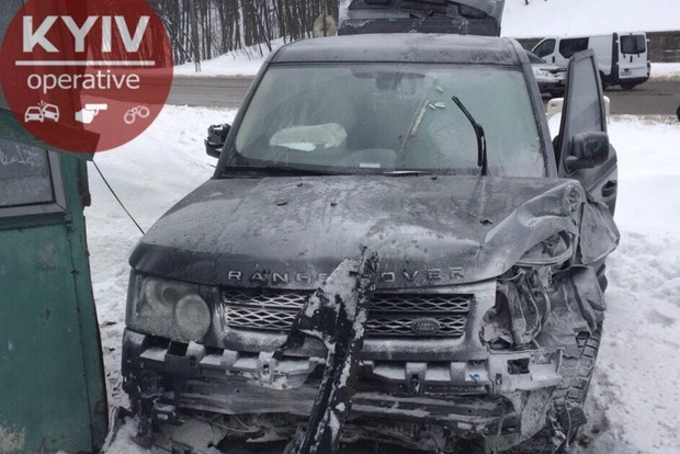 Range Rover злетів на сніжному трампліні і протаранив стовп у Києві