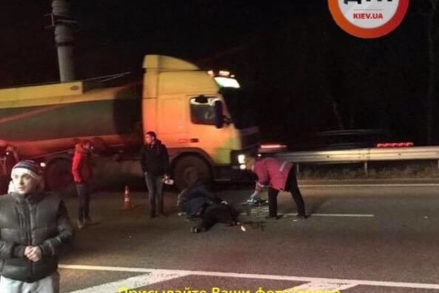 Под Киевом перебегавшему трассу мужчине оторвало ногу