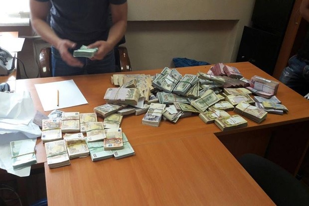 ﻿Антикорупційна прокуратура знайшла у працівників ДФС велику суму готівки