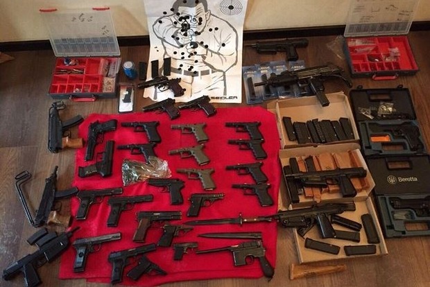 У Києві знайшли арсенал зброї