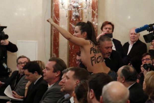 Активистка Femen прервала пресс-конференцию Марин Ле Пен