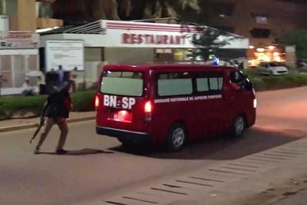 Стрельба в Буркина-Фасо: убиты три участника нападения на ресторан