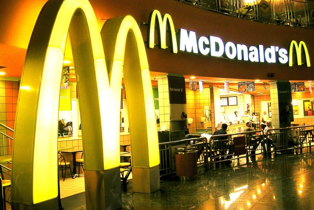 Австралиец забрал заказ из McDonald's на вертолете