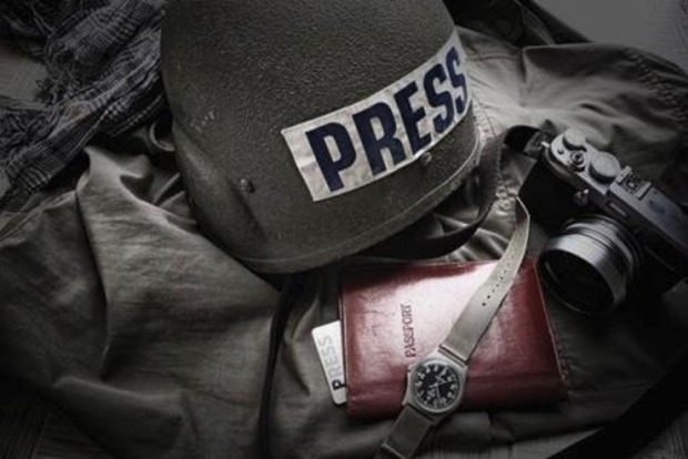 Пресс-центр штаба АТО требует лишить трех журналистов аккредитации