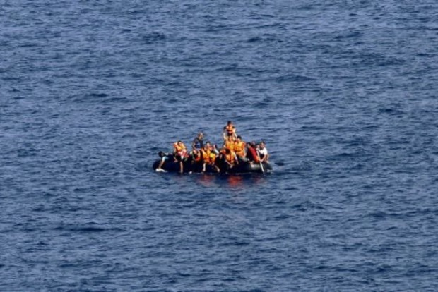В Средиземном море лодка с мигрантами столкнулась с военным кораблем, десятки жертв