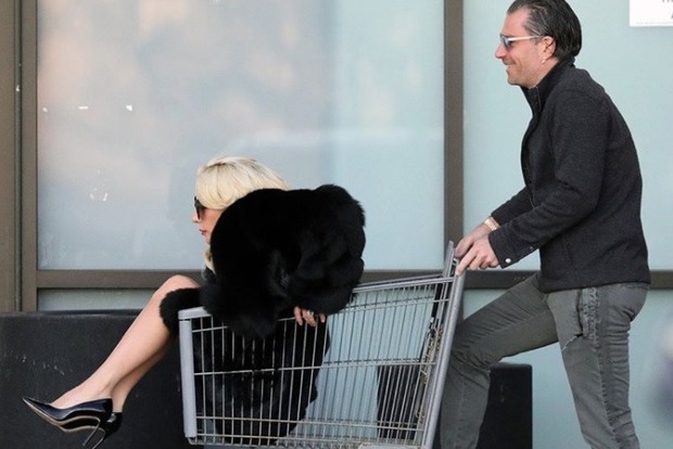 Леди Гага проехалась в тележке по супермаркету