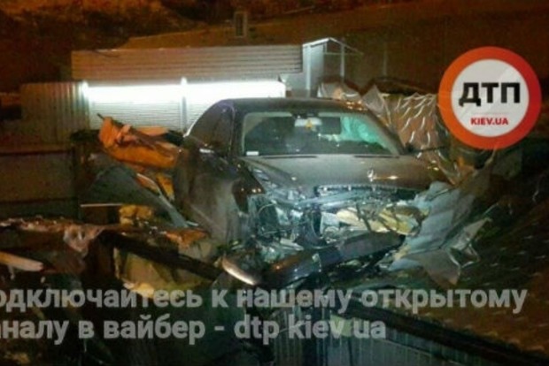 В Киеве Mercedes, пролетев 25 метров, приземлился на крышу МАФ‍а