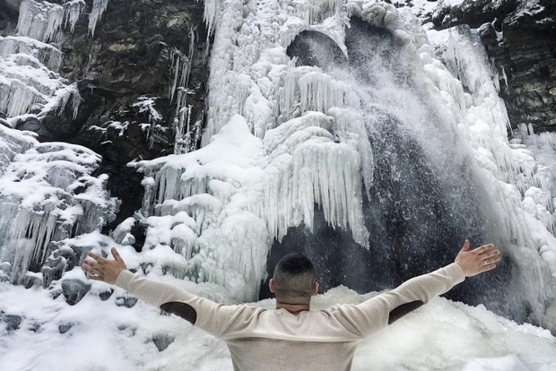 Крижана краса: на Прикарпатті замерзли водоспади (фото)