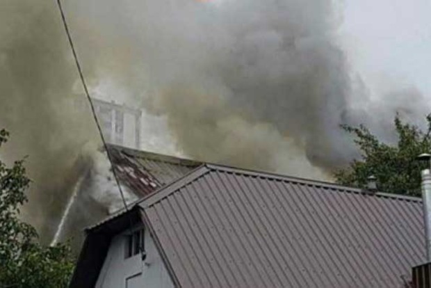 У Києві виникла сильна пожежа в будинку. Опубліковано відео