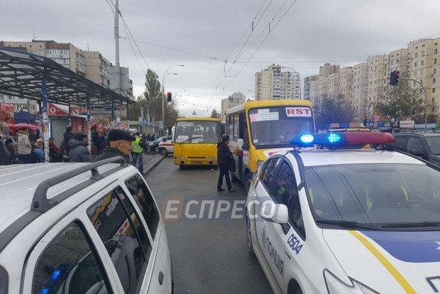 Трагедия в Киеве. Маршрутка на остановке задавила двух людей