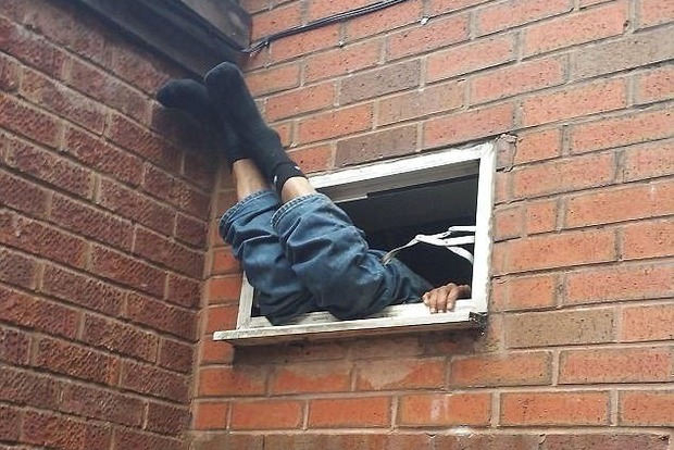Британец застрял в окне во время ограбления ресторана
