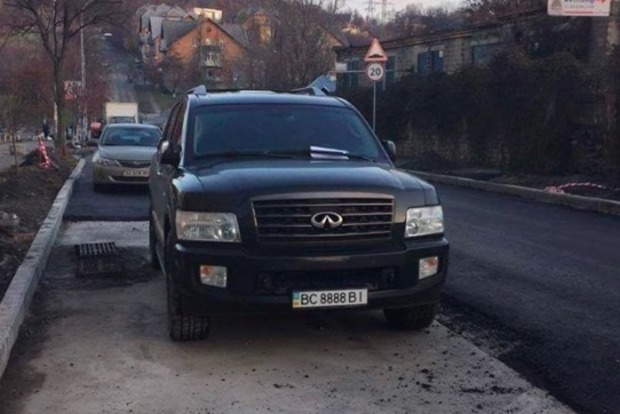 В Киеве из-за «героя парковки» дорога осталась без асфальта