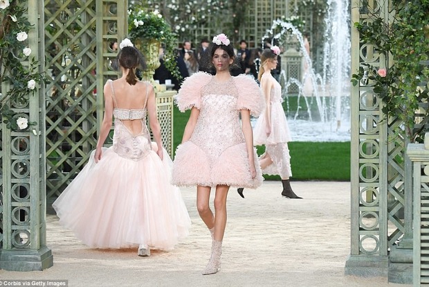 Дочь Синди Кроуфорд сразила наповал на открытии показа Chanel в Париже