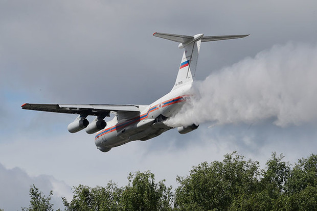 Рятувальники ідуть на допомогу: у Росії літак МНС скинув 40 тонн води на поліцейських