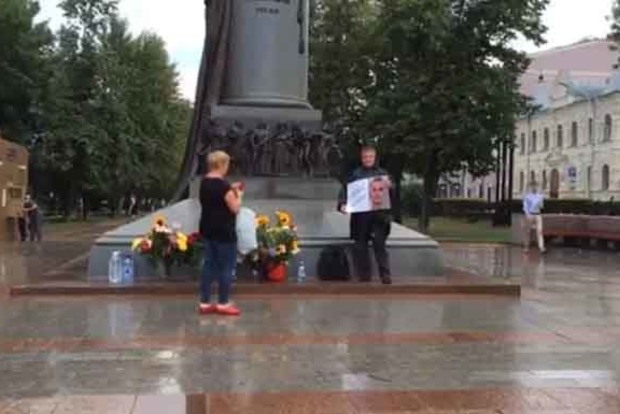 Олег, живи! В Москве прошел флешмоб в поддержку Сенцова