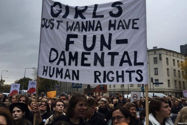 В Польше женщины устроили протест против запрета абортов