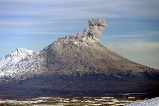 На Камчатке вулкан выбросил 8-километровый столб пепла