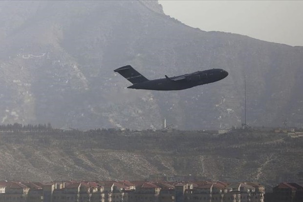 У Кабулі відновилася евакуація після вибухів в районі аеропорту