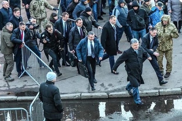 Сеть взорвало фото Порошенко, убегающего с митинга в Житомире