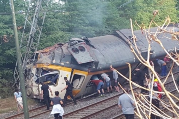 В результаті аварії потягу в Іспанії загинули 4 людини, 47 поранені (фото)
