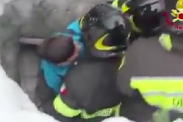 Опубліковано відео порятунку жінки й дитини з накритого лавиною готелю в Італії