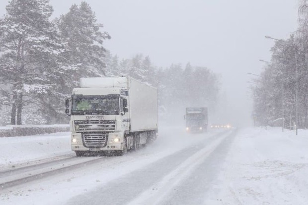 Непогода в странах Балтии привела к транспортному коллапсу. Спецтехника не справляется