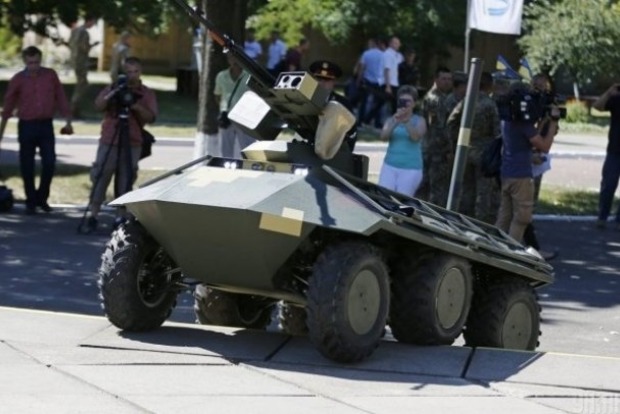 В Україні показали можливості безпілотного бронетранспортера «Фантом»