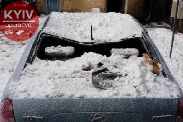 В Киеве упавшая с крыши глыба снега раздавила иномарку