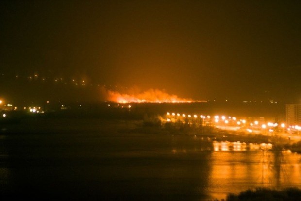 В Киеве на Осокорках сильнейший пожар стал причиной паники. В соцсетях предположили падение вертолета 