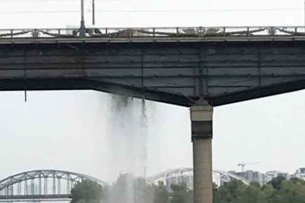В Киеве мост Патона превратился в мощный водопад