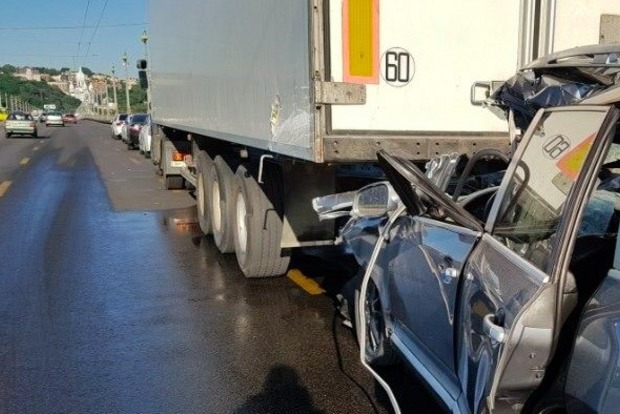Смертельное ДТП: в Киеве на мосту Патона Porsche Cayenne на огромной скорости влетел в фуру